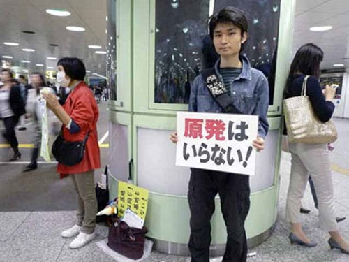 園良太（ヘイトスピーチに­反対する会・代表）東京の反原発活動家として有名で、2008年「麻生邸ツアー」で逮捕、「レイシストしばき隊」≒「男組」と対立。2012年竪川公園の不法野宿者を強制撤去した江東区役所のガラ
