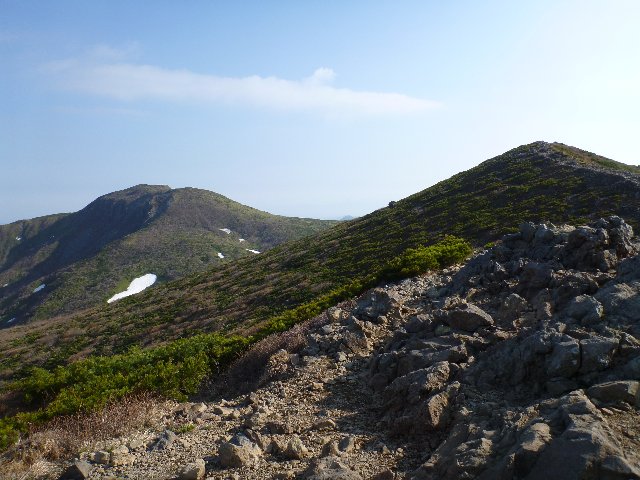 三本槍岳（左）1900m峰（右）