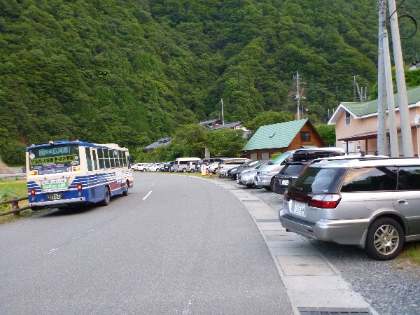 登山バスと駐車場