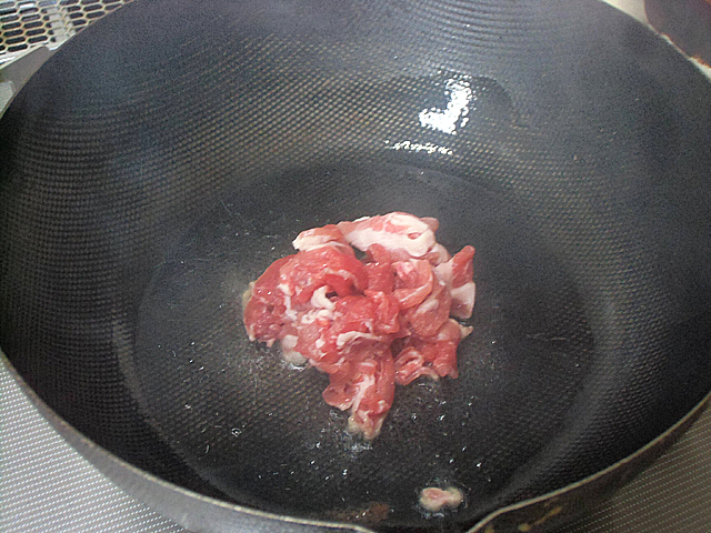 1-肉を胡麻油で炒める