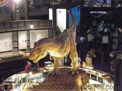 福井県立恐竜博物館で出迎えてくれるティラノサウルスロボット
