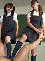 地味系の女子校生2人に教室で足コキされる先生