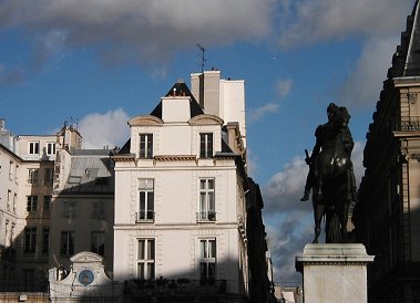 Place des Victoires ヴィクトワール広場の馬REVdownsize
