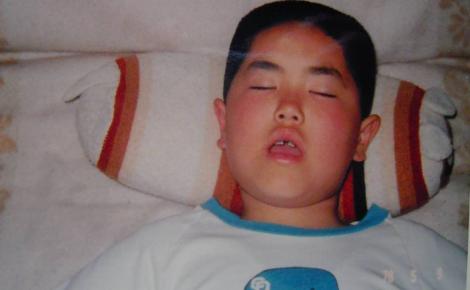 中日ドラゴンズの背番号１の高木守道の寝巻きで寝ている１０歳の私を父が撮った