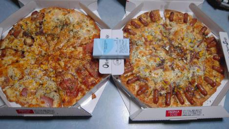 ピザーラのＬサイズ２枚を開けた時のピザ２枚の大きさをデジカメ写真画像として撮影しました
