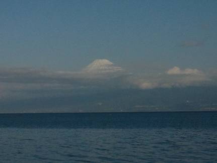 磯釣り現場に雲にかかった寒そうな富士山