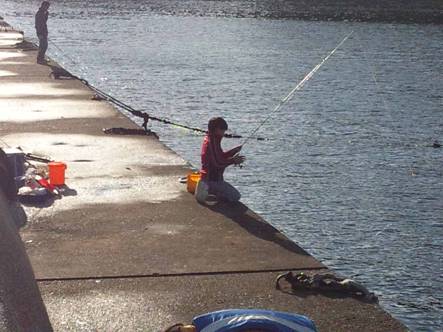 幼い子供がキンギョ釣りを楽しむところ