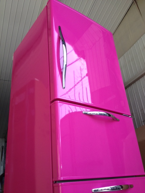 カラー冷蔵庫でハッピーキッチン♪ ショッキングピンクの冷蔵庫の使い道