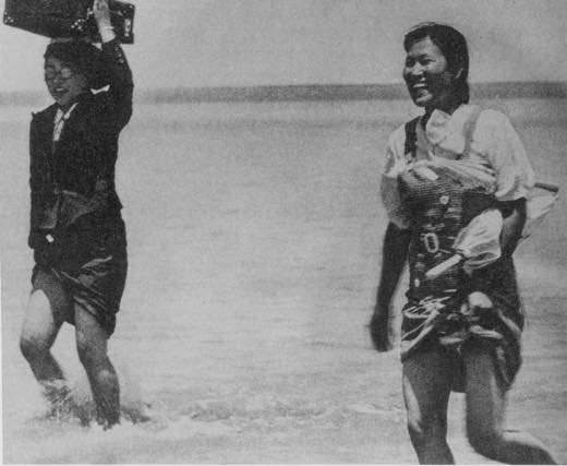 日本兵の後ろから河を渡る朝鮮人慰安婦1023