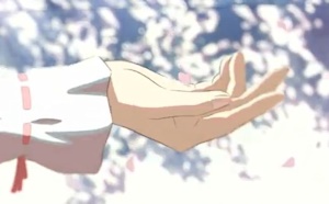 桜の花びらを受ける明里の手
