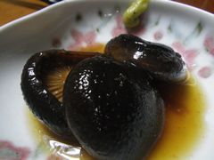 ［写真］麺つゆで煮た生椎茸（わさび添え）