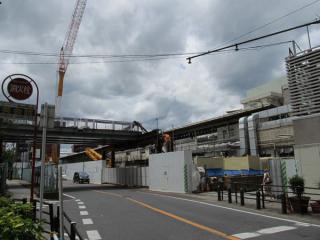 西側のJR東日本千葉支社ビル前付近にある作業スペース。道路をまたいで展開されている。