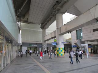 東口駅前広場から駅ビルを見る。解体工事用の防音壁で覆われている。