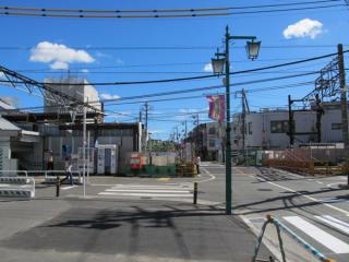 使用停止となった布田駅前の踏切。左端に見える階段は地上時代の仮設橋上駅舎。