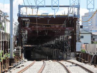 参考までに同様の工法で切替が行われた京王線調布駅付近の地下化工事。