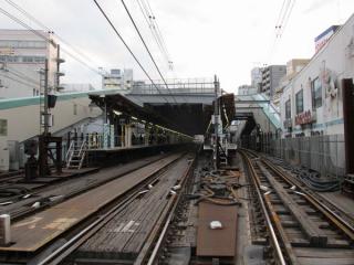 調布駅新宿方の踏切から駅構内を見る。