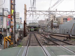 調布駅京王八王子方の踏切から駅構内を見る。