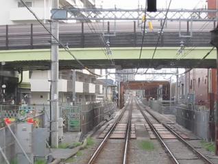 相模原線下り列車から相模原線の地下出口を見る。こちらも線路を囲むように枠が設置されている。