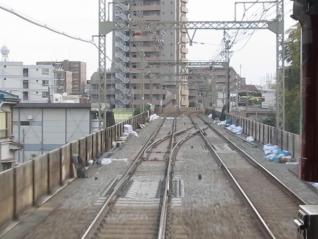 下り列車から京王多摩川駅手前に新設中の渡り線を見る。