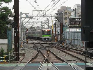 調布駅新宿方の本線上で折り返す相模原線の区間列車。