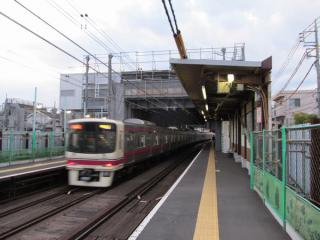 布田駅のホーム上から建設中の新駅舎を見る。
