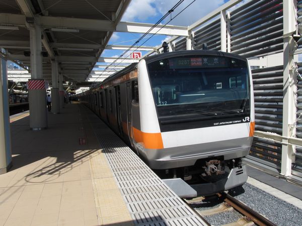 5月に使用を開始した武蔵小金井駅4番線に停車中の中央線快速東京行き