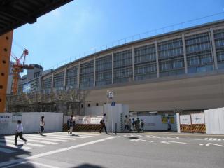 武蔵境駅北口。左に見える鉄骨群は解体途中の仮設橋上駅舎。今後は南口と同じゲートや噴水などができる予定。