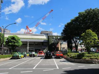 武蔵境駅南口。緑化された巨大なゲートが特徴的。