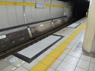 永田町駅に設置中のホームステップ。