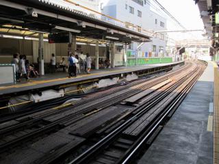 代官山駅構内は軌道・ホームが全て仮設構造となっている。