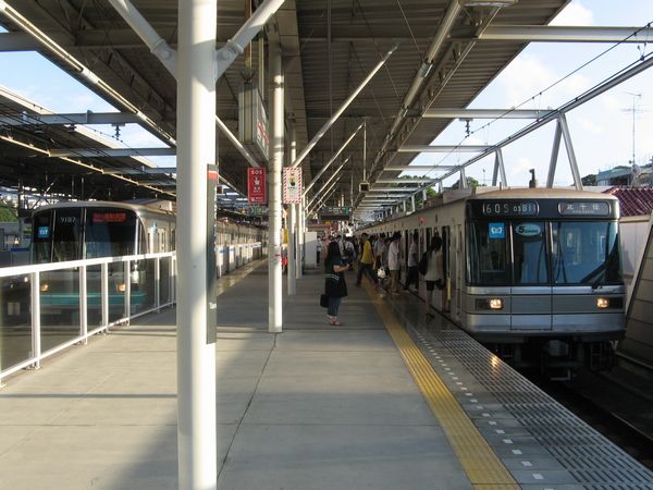 多摩川駅に停車中の東京メトロ9000系と03系