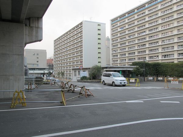 東急大井町線の高架下から見たJR東日本広町住宅。第1広町立坑は正面の管理棟裏の駐車場に設けられた。