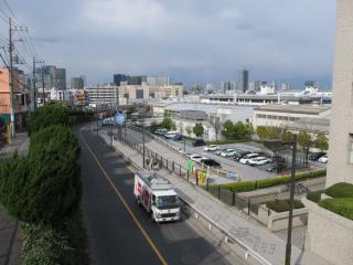 品川区防災センター前の歩道橋から大崎駅方面を見る