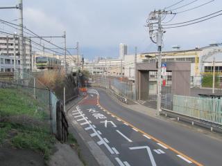 左の湘南新宿ラインE231系は大崎支線を走行中。右の建物群はJR東日本東京車両センター。りんかい線はこの付近から大崎支線の下に潜り込む。