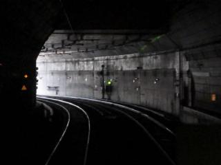 トンネル断面が四角形に変わると間もなく地上。左端に見える黄色の「→」は大崎駅の進入線路を示す予告器。