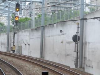 大崎駅の場内信号機。5～8番の全ての線路に進入できるため、進路表示器は数字表記ができる多進路対応型。