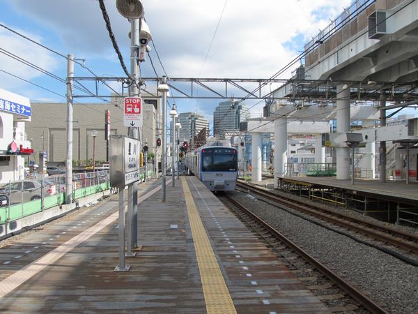 星川駅ホームから天王町駅方向を見る。昨年と比べ大きな変化はない。