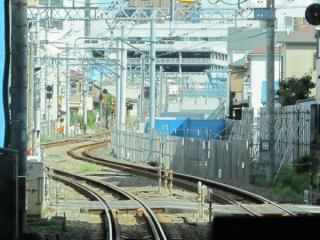 和田町駅（横浜新道交差）付近の高架橋取り付け部分。昨年と比べ大きな変化はない。