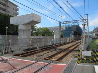 星川1号踏切から和田町駅方向を見る。奥の桁が出来上がっている部分の下を市道鶴ヶ峰天王町線が通る。
