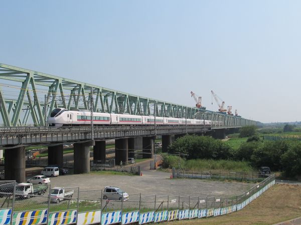 3月のダイヤ改正でデビューした新型特急車両E657系が利根川橋梁を渡る。旧橋梁との組み合わせは今だけ限定の光景。