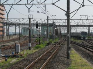 取手駅のホーム端から上野方面を見る。画面中央に新橋梁の姿が確認できる。