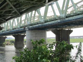 橋梁中央に近づいたところ。ボルト周囲はまだ塗装が下塗りの状態。
