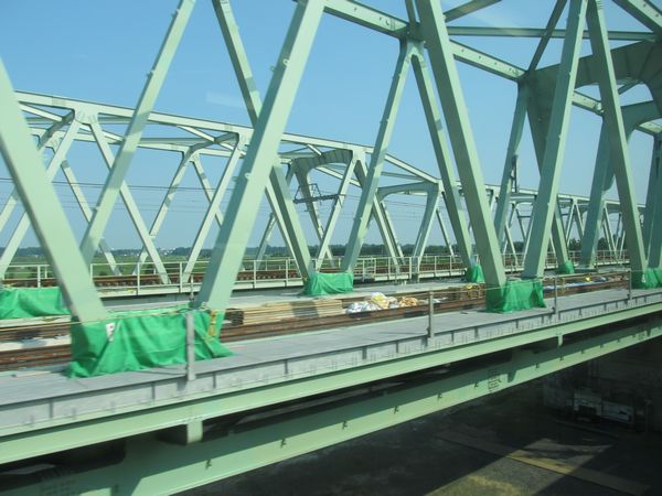 上野方の橋梁上では軌道敷設が開始されている。