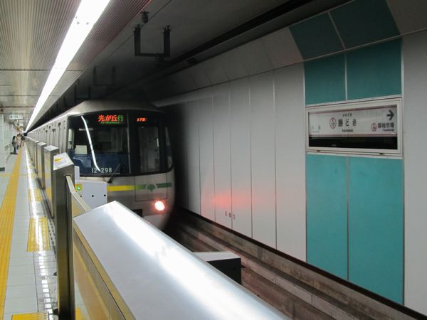 都営大江戸線勝どき駅と12-000形電車。今後は右の壁が撤去され、片面ホームが増設される。