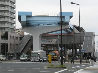 新交通ゆりかもめ豊洲駅のエンドレール。勝どき方面に曲がって設置されている。
