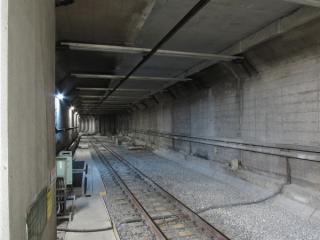 千川駅A線ホーム端から小竹向原駅方面を見る。天井の一部が切り取られ、高さが高くなっている。