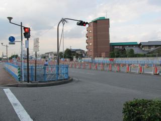 小竹向原駅側の作業帯。地下の掘削は完了しており、6月と比べて大きな変化はない。