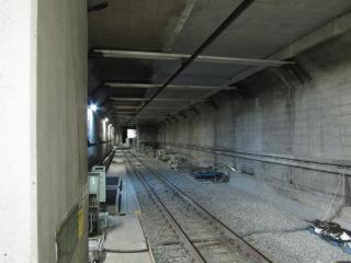 8月19日に撮影した千川駅側の連絡線取り付け部分。奥にシールドトンネルが見えている。