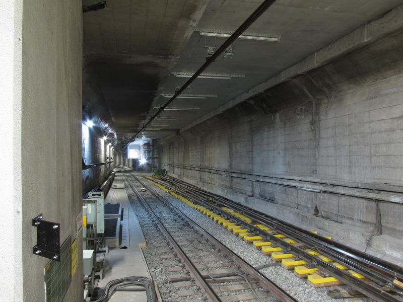 10月6日に撮影した千川駅側の連絡線取り付け部分。壁・天井の撤去が完了し、連絡線用の分岐器が搬入された。