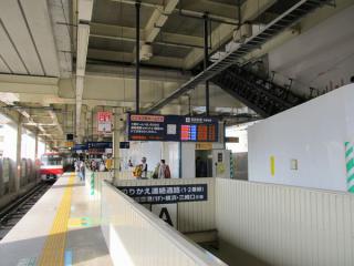 京急蒲田駅の高架上り線ホーム。一部未設置だった上階の下り線ホームへ向かうエスカレータの設置が始まった。